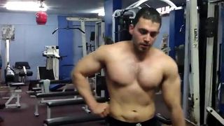 Str8 bodybuilder arabo si flette enormemente