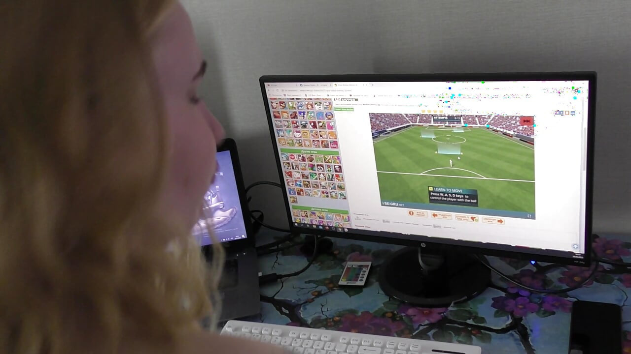 Голият ми съсед играе футбол на компютъра ми вкъщи