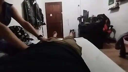 Komşum beni emiyor ve tüm yarağımı yutuyorsa seviyorum