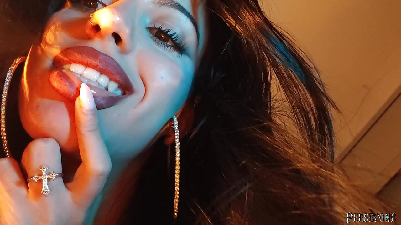 La jeune brune Kore Fox, gros plan sur les seins et la chatte, POV