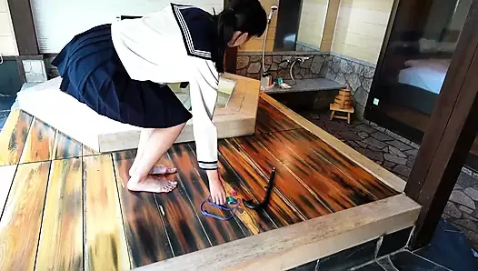 Seragam menetes ditahan di bak mandi dan diajarkan di kelas di luar kampus