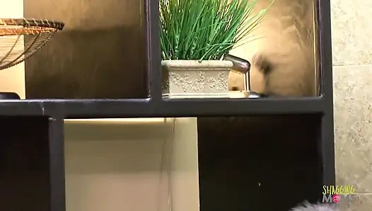 Приглашающие танцовщицы в офис превращается в групповой секс с двумя кримпаями для милф