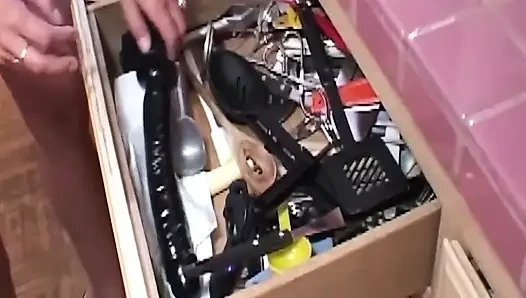 Olgun sarışınlar büyük siyah dildoyla birbirlerini sikiyor