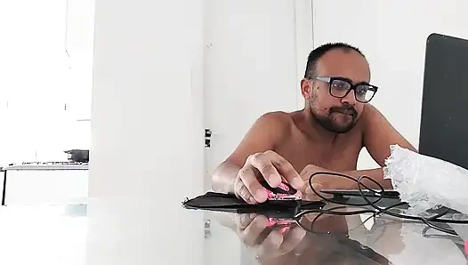Sepasang cantik besar dan tentu saja membuka kaki mereka untuk memamerkan katak ini.