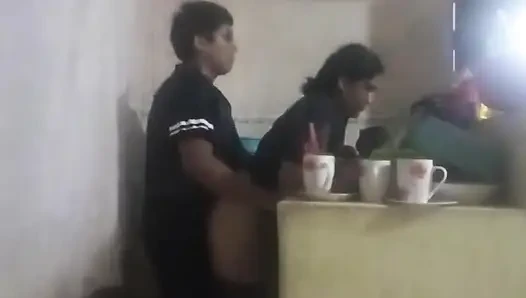 Zimmermädchen in der küche gefickt (meine frau hat uns fast herausgefunden)