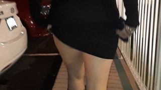 Жена показывает свою сексуальную задницу на улице