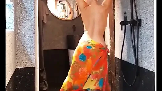 Selenas schöne halbnackte tanzt und posiert