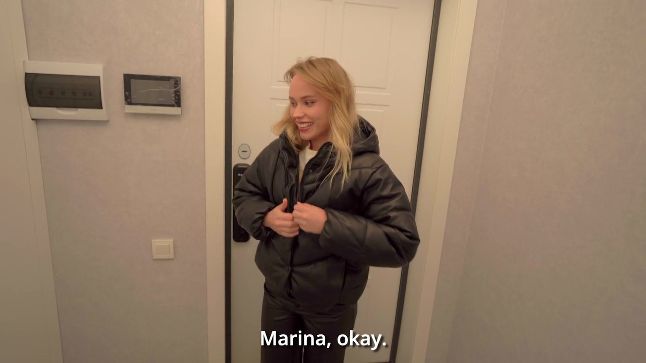 新来的女仆做不好，所以她不得不操她的小穴并在嘴里射精