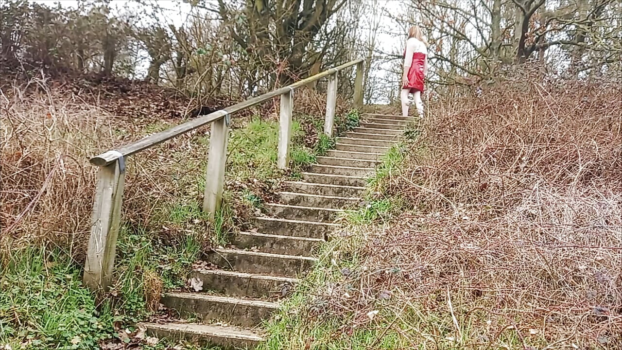 Crossdresser se branle au bord de la route dans du PVC rouge