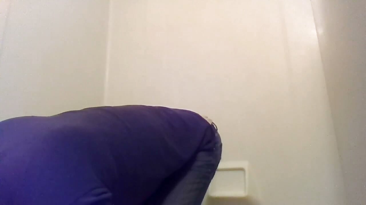 Transgirl imut dengan sengaja kencing di celana jins untuk pertama kalinya; Pakaian lengkap
