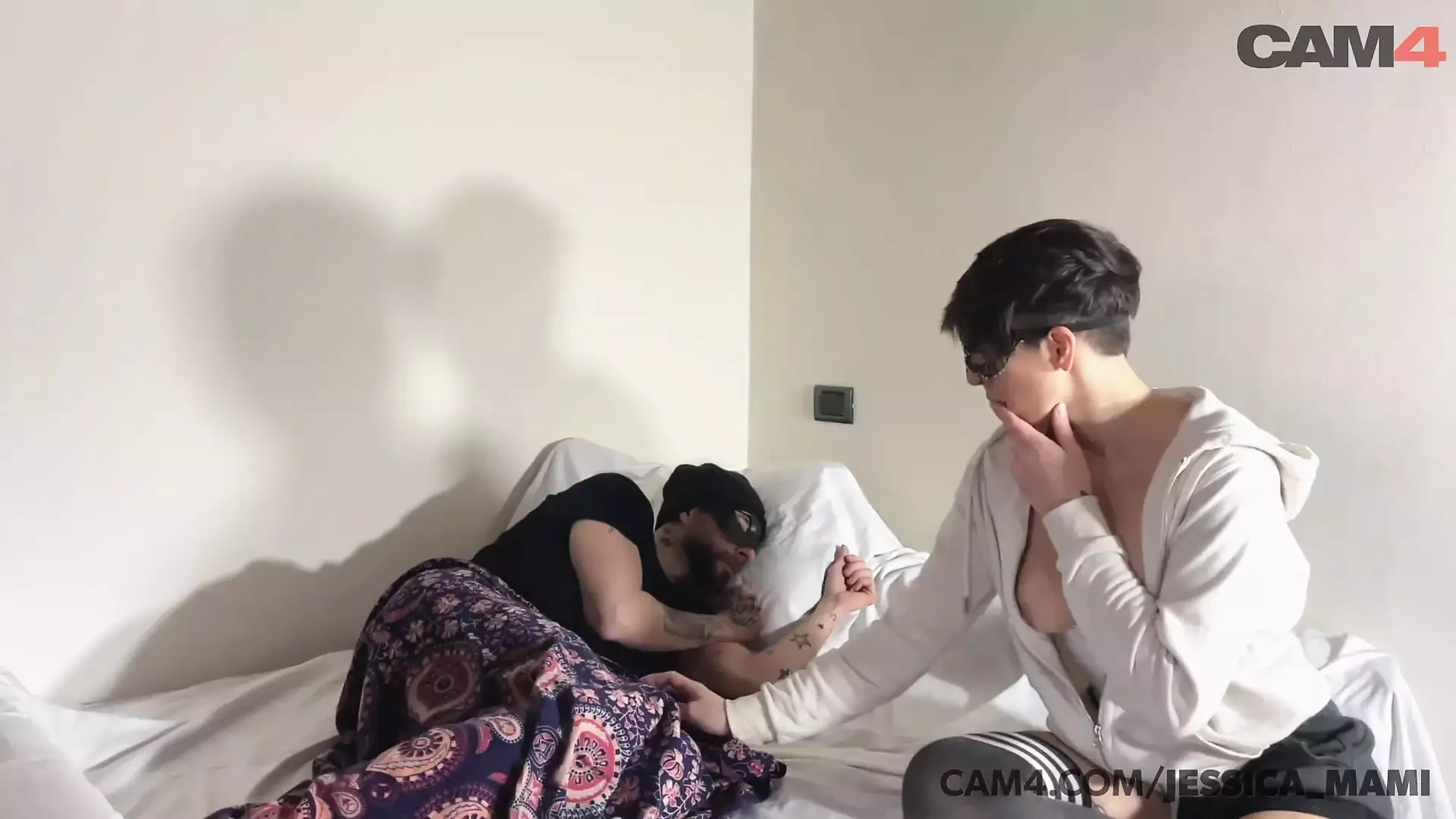 Pasangan amatur bertokok sibuk menikmati oral dan berkongkek