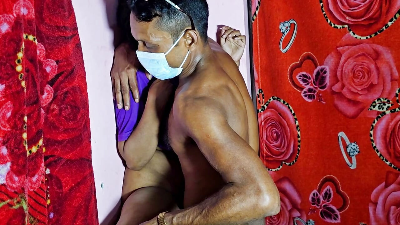 印度处女第一次和男朋友做爱 印度Desi病毒式Mms视频 老师和学生