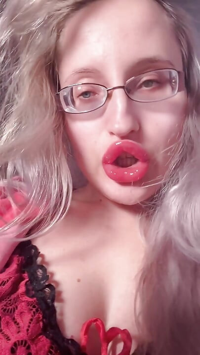 Tvoja žena nije ništa zato što si zaljubljen u Findom Goaldigger. Ritual obrubljivanja u velikim debelim naočalama i crvenim velikim usnama.