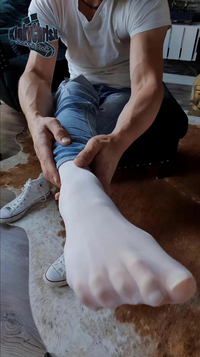 KinkyChrisX becomes horny wearinig tights under his jeans