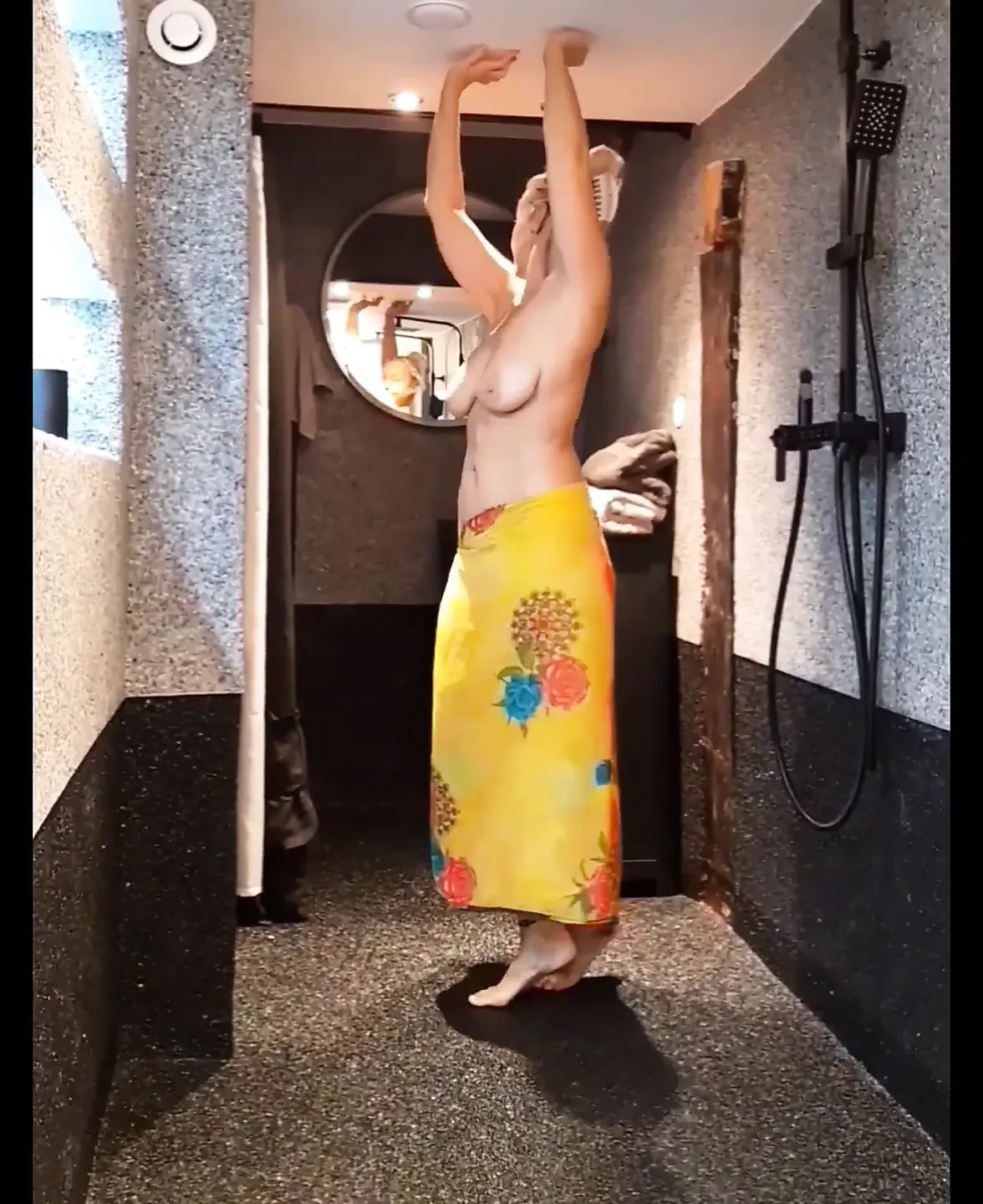 Selena美丽的半裸舞姿势