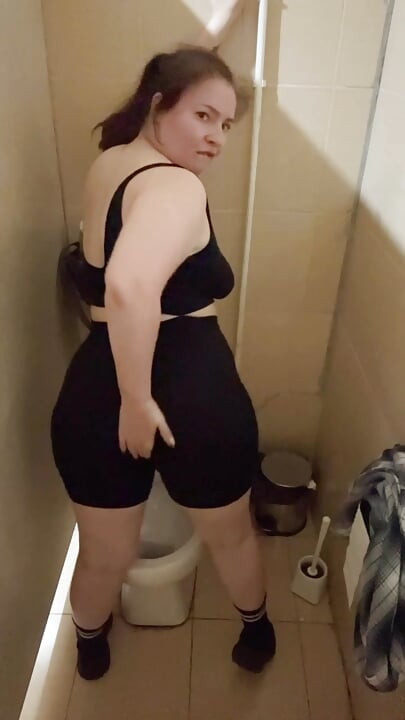 Mi arriesgada masturbación en el baño público desnuda