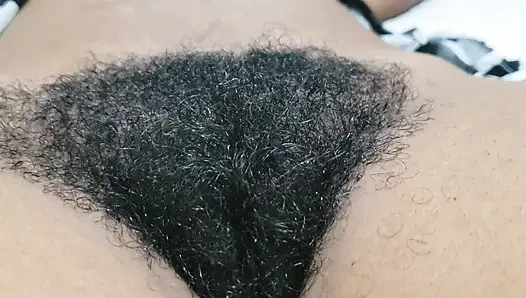 Momen tante semok dengan memek berbulu amatir ini dientot habis-habisan