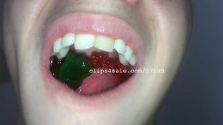 Vore fetisch - aaron äter gummy björnar part12 video1