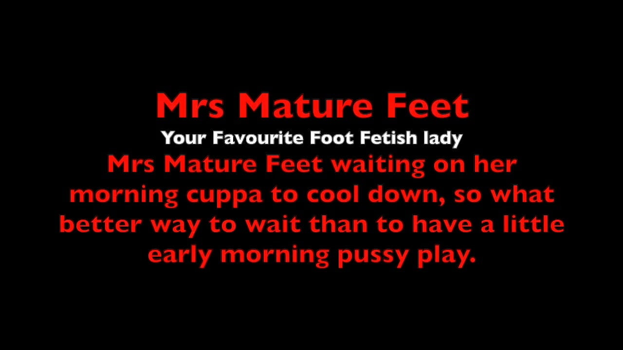 Mrs Mature Feet Having a Little Pre-breakfast Play 504