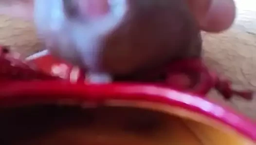 Carga saborosa em suas sapatilhas vermelhas bem gastas
