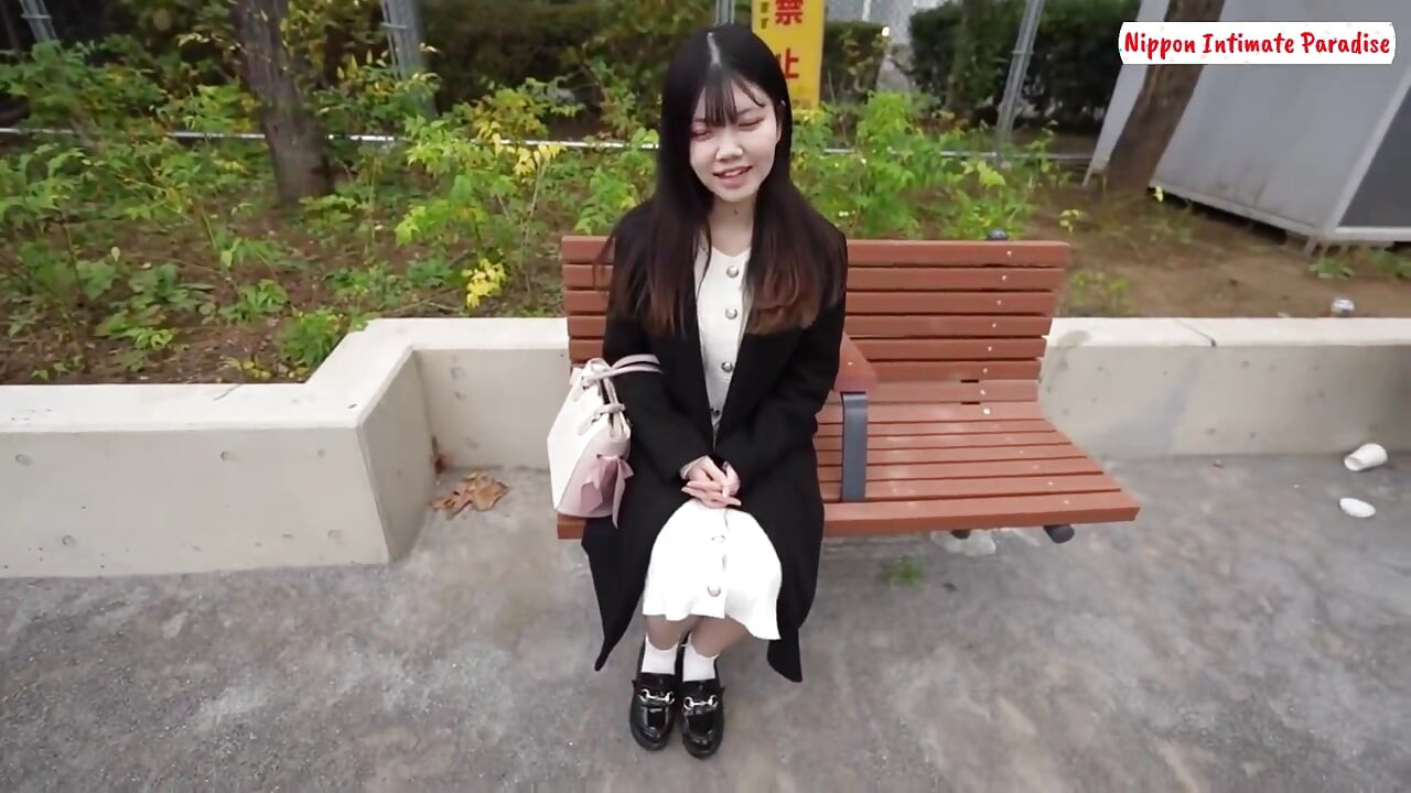 대담한 곡선이 출시 전에 주의를 기울이면서 미드웨이 일시 정지가 장난기 넘치는 리듬을 촉발합니다.