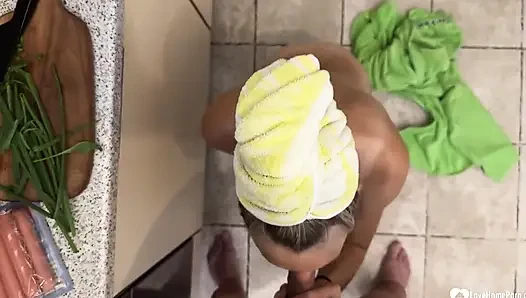 Handtuch-blowjob in der küche nackte blonde hausfrau lutscht schwanz