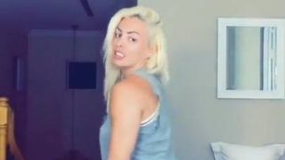 La bella bionda muscolosa fa twerking