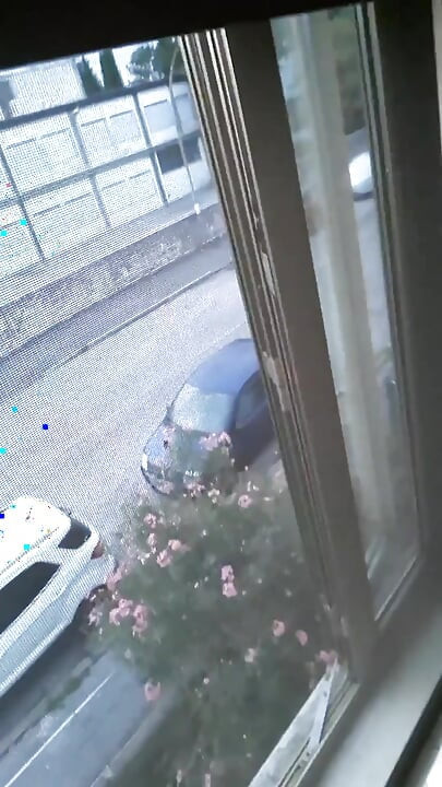 窓の前の裸で椅子に座っている