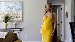 पीले रंग की पोशाक में लड़की दोस्त को चोदती है जबकि माता-पिता घर