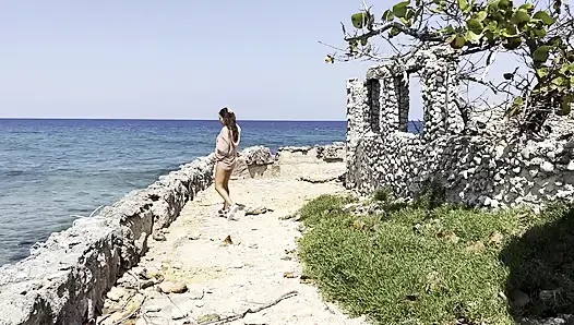 Sapık Monika Fox, Ocean Ocean'daki harabelerin arka planında büyük bir dildoyla deliklerini parçalıyor