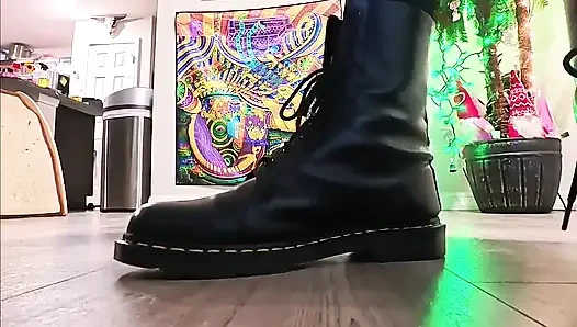 6'7 cewek raksasa di doc martens ganas - slow mo
