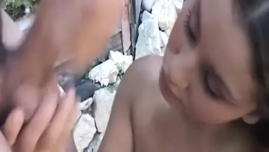 Tante seksi rambut cokelat lagi asik nyepong kontol besar di luar ruangan