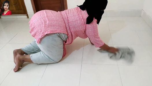 一名沙特穆斯林女仆每天早上在打扫房子时被铐住门并被主人的儿子性交