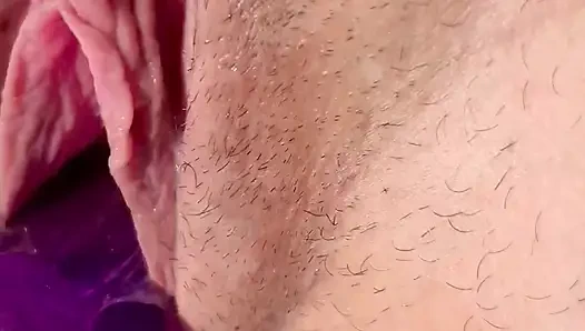 Cowok berotot ini meringis keenakan di pinggir kolam renang