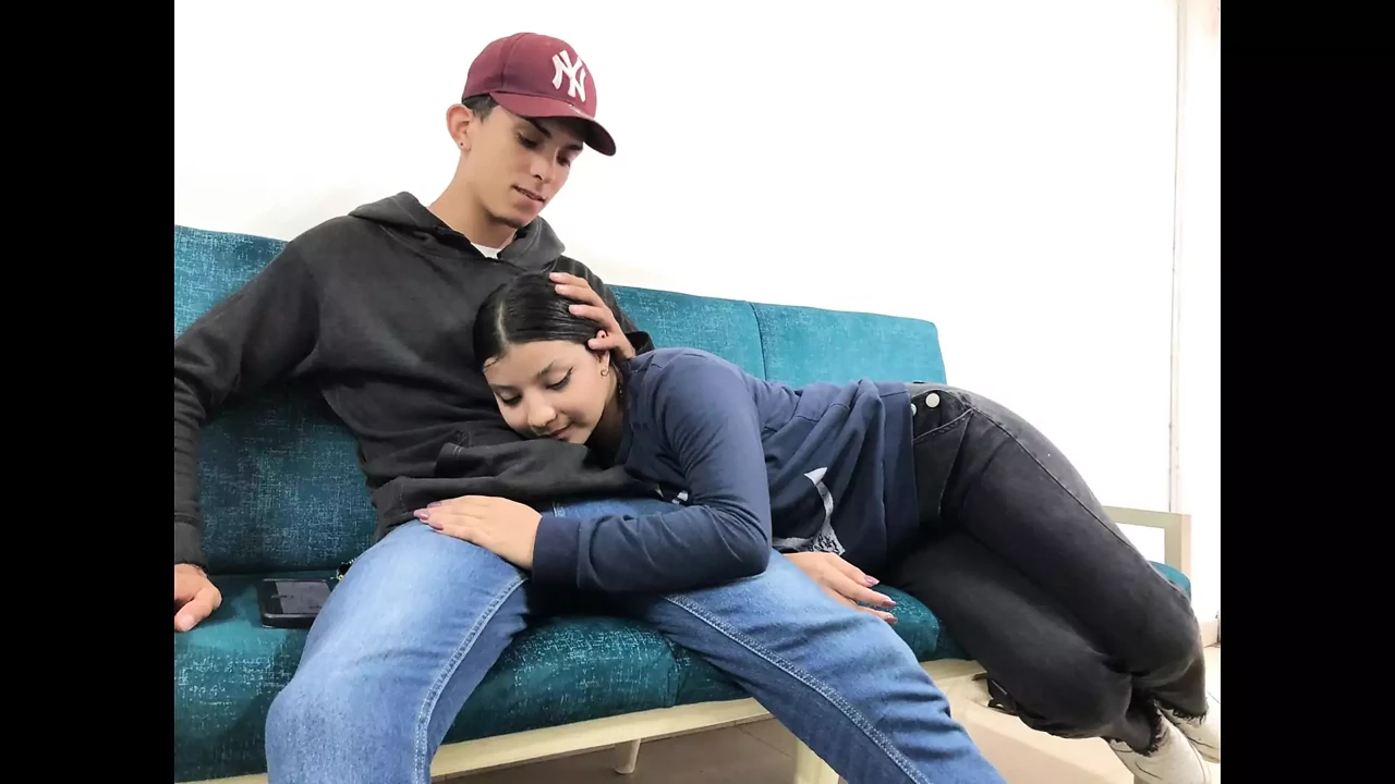 继妹静静地休息 - 我18岁的金发继妹感觉到我的鸡巴在她嘴里