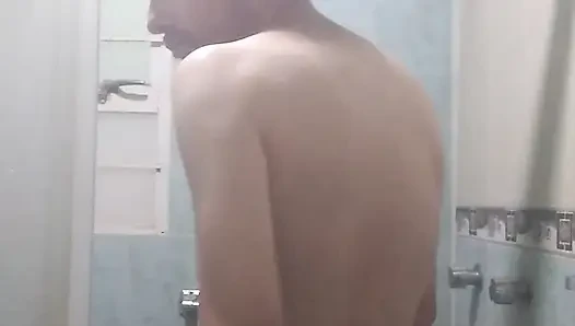 Yakışıklı adam duş alıyor