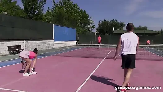 Azgın karışık çifte tenis maçı