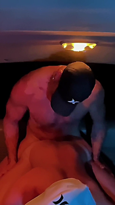 義理の兄が両親の家の車の中で私を抱く | クリップ 1