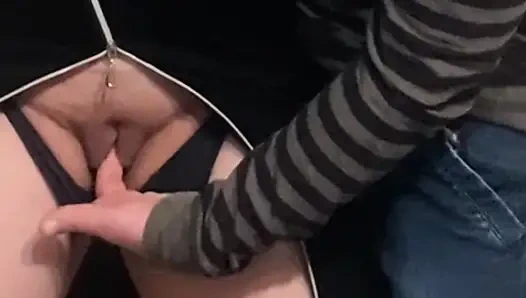 Omg!!! Kalabalık metrodaki yabancı - amcık parmaklıyor