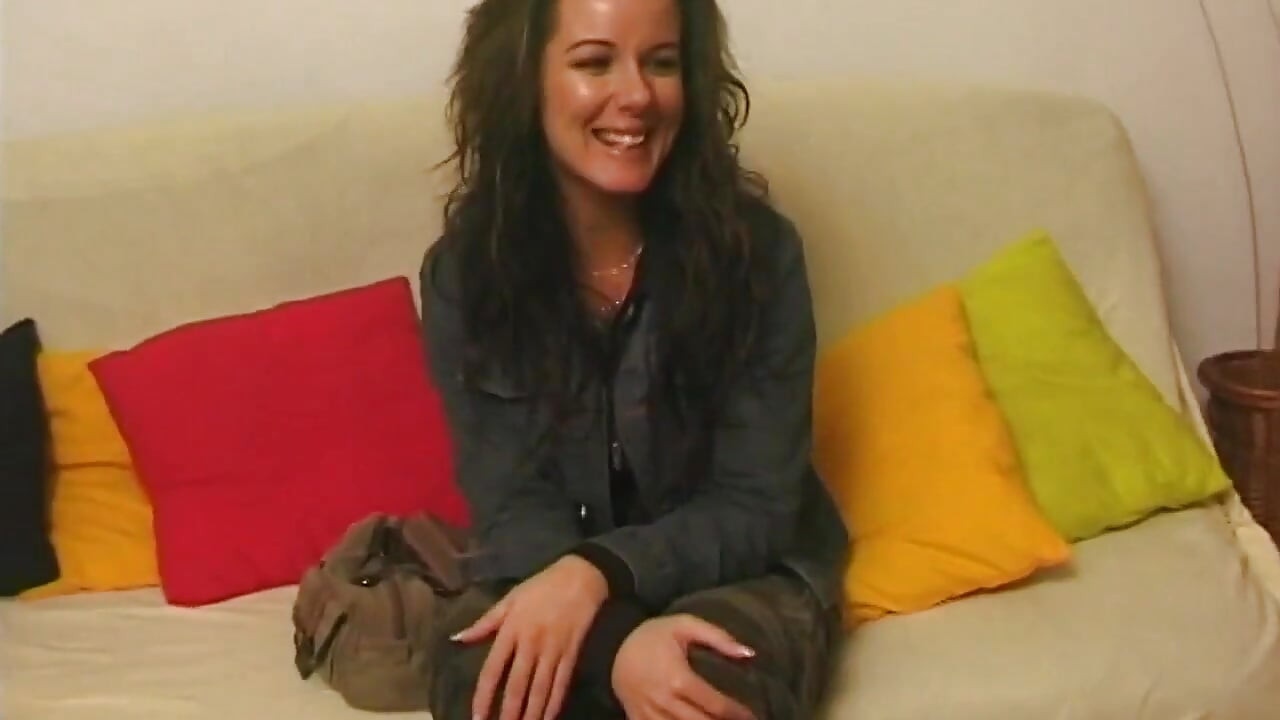 Slatka mlada brineta predstavlja sebe i svoju zapanjujuću guzu