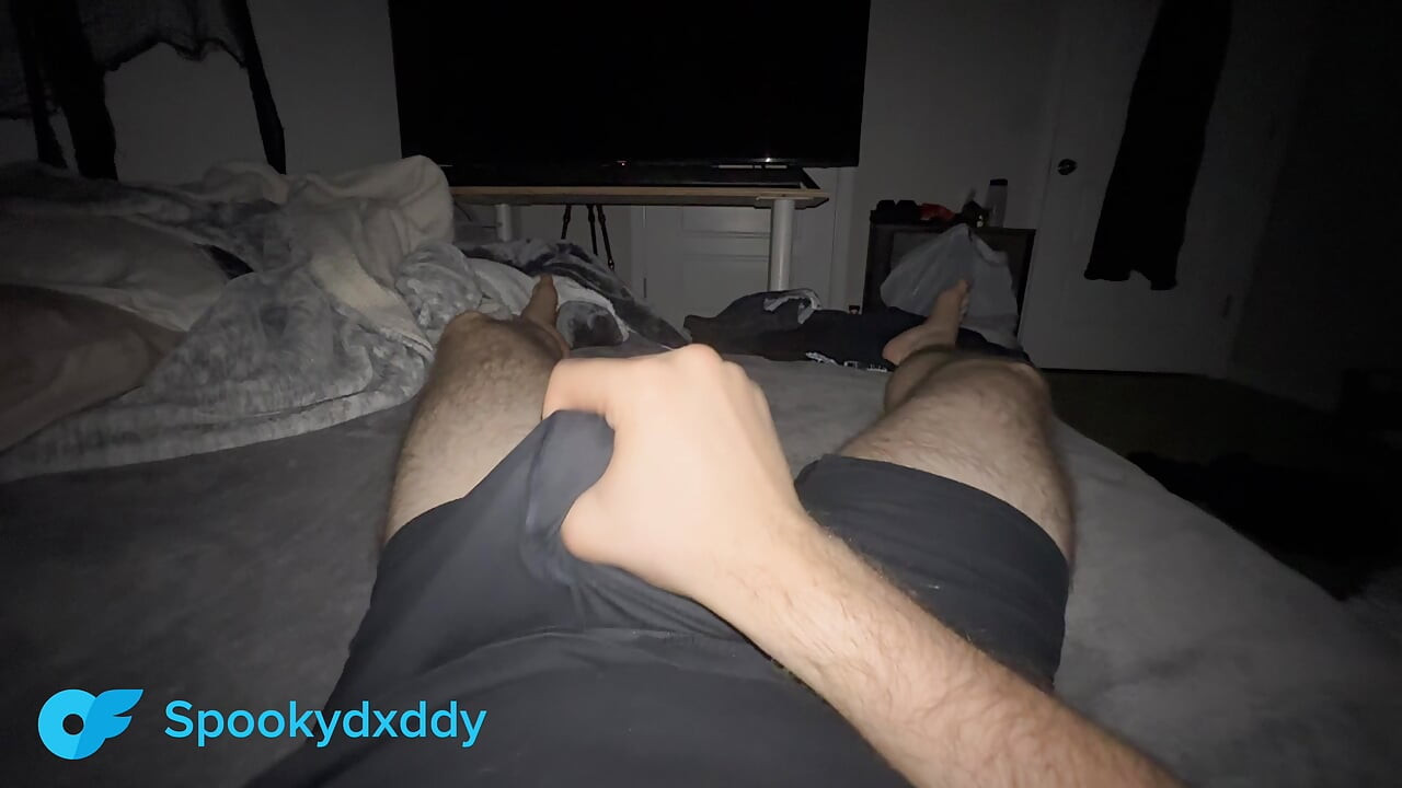 深夜、自分を触らずにはいられず、完全に散らかしてしまいます。射精後も続きます。