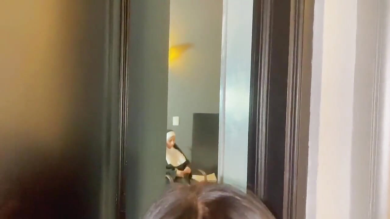 Redovnica i sobarica pojedu veliki kurac i završe sa spermom u guzici - Jenifer Play
