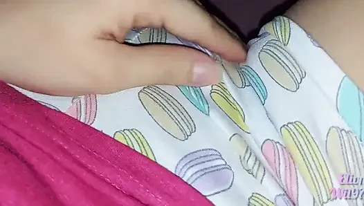 XXX desi, meine stiefschweette lässt mich mit ihrer muschi spielen, wenn sie zu besuch kommt, sie geht auf mein bett