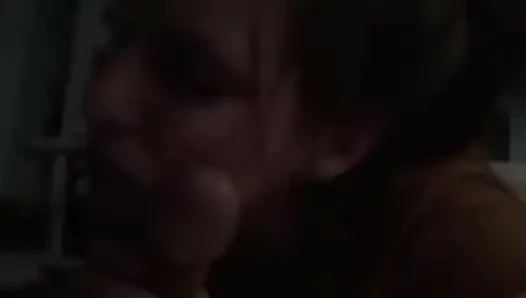 Ağzına büyük boşalma ile sert gırtlak sikişi
