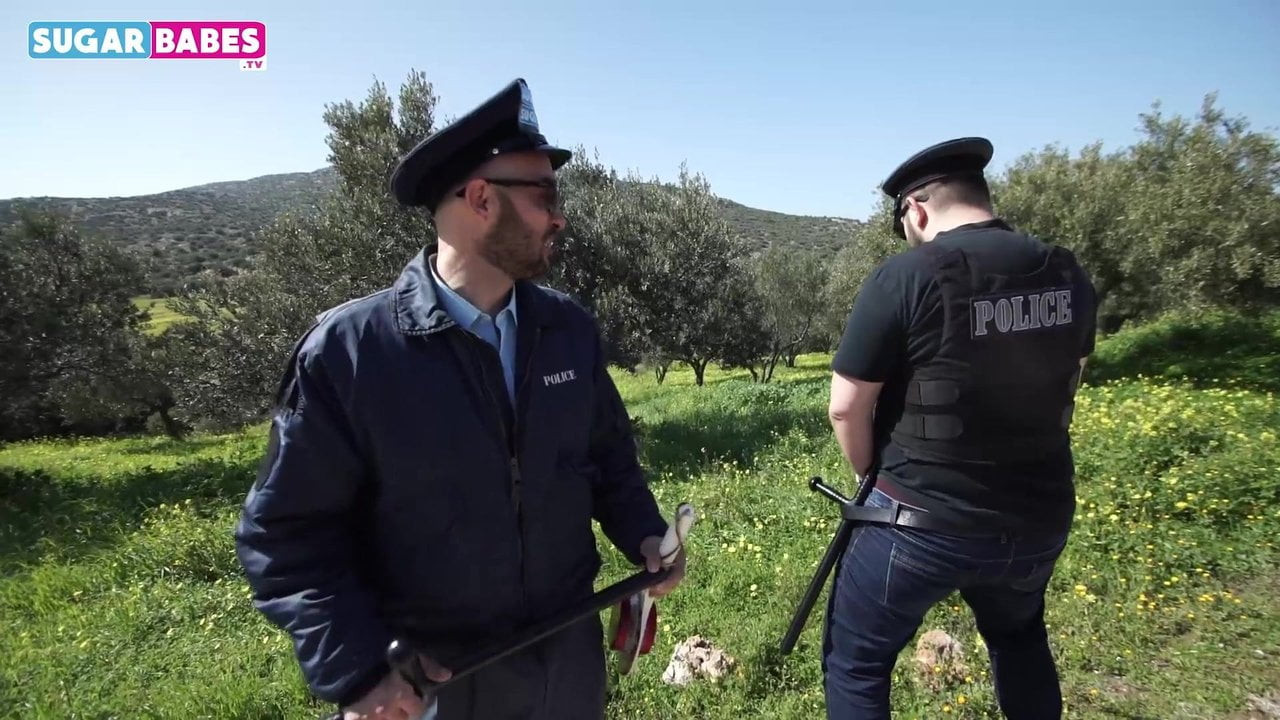 Falešní policajti šukají cizince