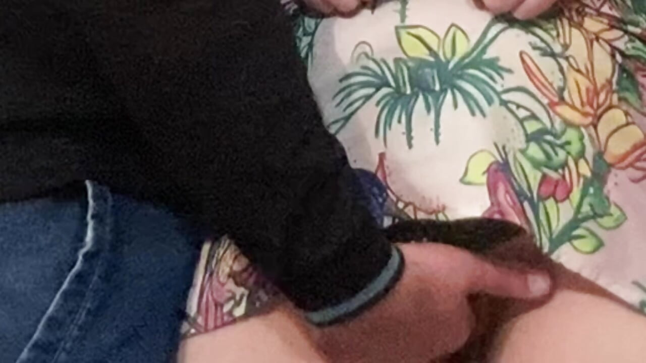 サブウェイで奇妙な変態の指を触るMILF