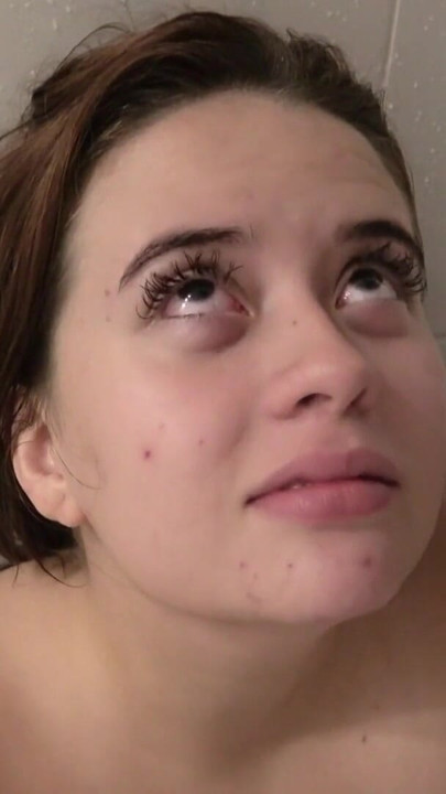 這個書呆子 18 歲拉丁女放下她的無辜行為，喝尿直到它滴到她的大奶子上 | 短片 1