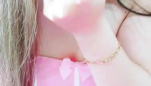 nur deine süße schülerin ganz pink, frech für dich, spielst mit ihren möpsen, mund tropft und masturbation, spiel mit ihrem dildo