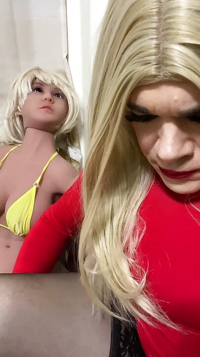 Pelacur crossdressing dan boneka seksnya nyepong dildo kontol besar sambil bergetar cincin kontol dan vibrator anal berbunyi