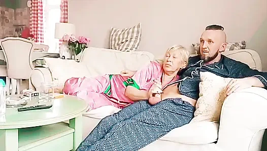 Tabu-Sex, Stiefmutter schaut Filme, und ich nehme ihren Mund